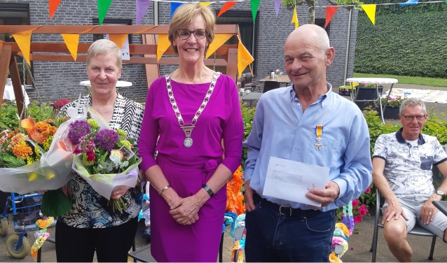 Rechts op de foto Fons Reinders, in het midden burgemeester Annette Bronsvoort en links echtgenote Gemma van Fons Reinders. Foto: Ferry Broshuis