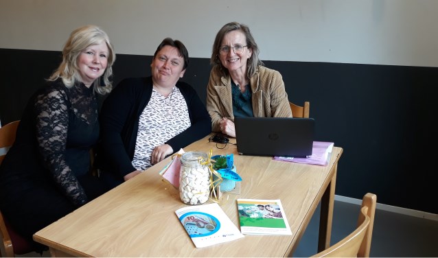 De inloop krijgt ondersteuning vanuit Figulus Welzijn, zoals van Dini Veerbeek (rechts op de foto). Foto: PR