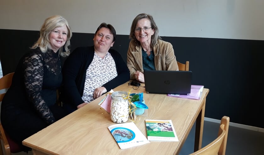 De inloop krijgt ondersteuning vanuit Figulus Welzijn, zoals van Dini Veerbeek (rechts op de foto). Foto: PR
