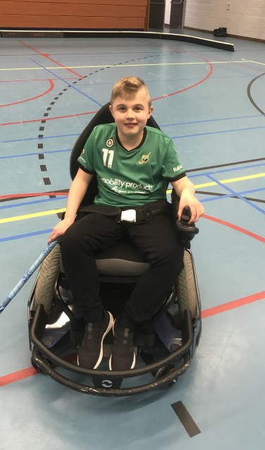 Help Tim aan een sportrolstoel. Foto: PR