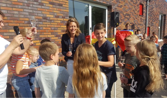 Ilse Saris opent het watertappunt bij de Vliertuin. Foto: Monique van den Berg