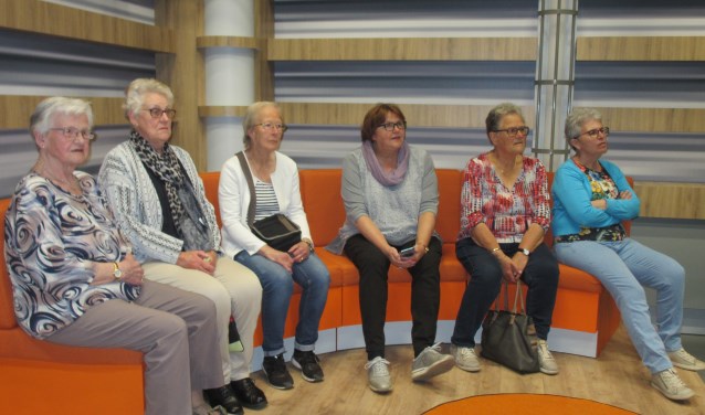 Gasten namen al plaats op de oranje bank in het nieuwe decor van De Week van Gelderland. Foto: PR
