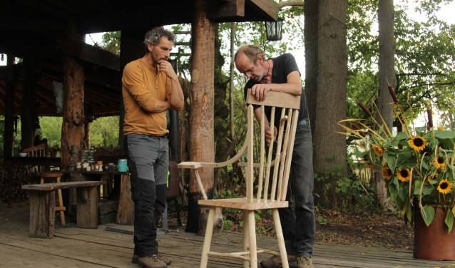 Daan de Leeuw (rechts) bespreekt met een cursist een stoel gemaakt van vers hout. Foto: PR