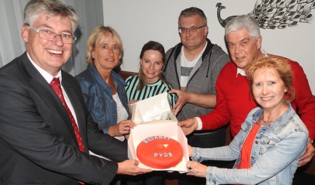 V.l.n.r.: Albèr Giezen (PvdA) Elly Makkinga, Jolanda Scholten, Robert Jan Hulsscher, René Slingerland en Jacqueline Wunderink (bestuur Stichting Doorkomst Roparun Zutphen). Foto: PR
