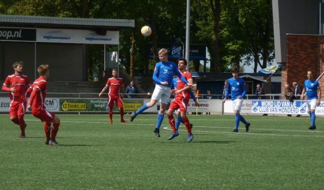 Kees Pluim van SDC Putten kopt de bal weg onder het toeziend oog van enkele AZSV-spelers. Foto: André Wamelink