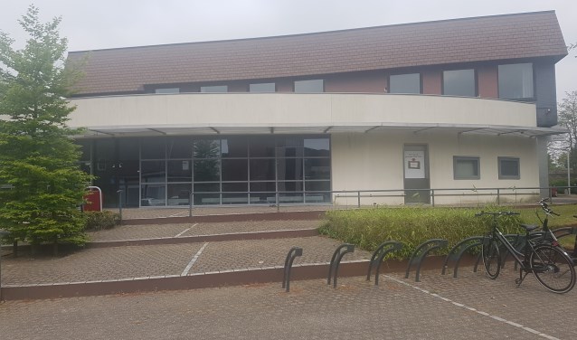 Het Rabobankgebouw moet wijken voor (tijdelijke) parkeerplaatsen.