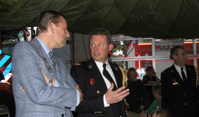 Burgemeester Stapelkamp in gesprek met Bas Kempers. Rechts de andere decorandus: Harm Hoftiezer. Foto: Eva Schipper