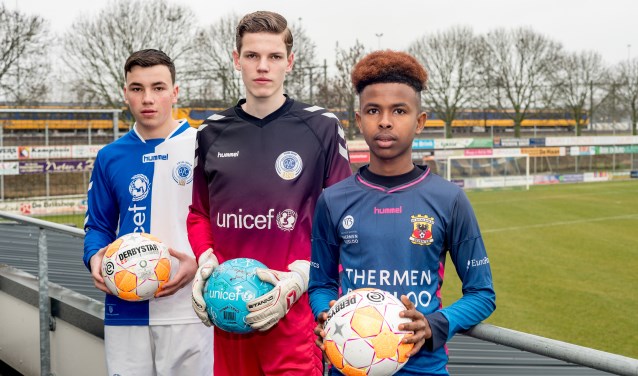 V.l.n.r.: Amateurvoetballer Jari Li en -keeper Lukas Bonting van AZC JO17 en Mohammed Galliif, voormalig AZC speler, van BVO Go Ahead Eagles. Foto: PR