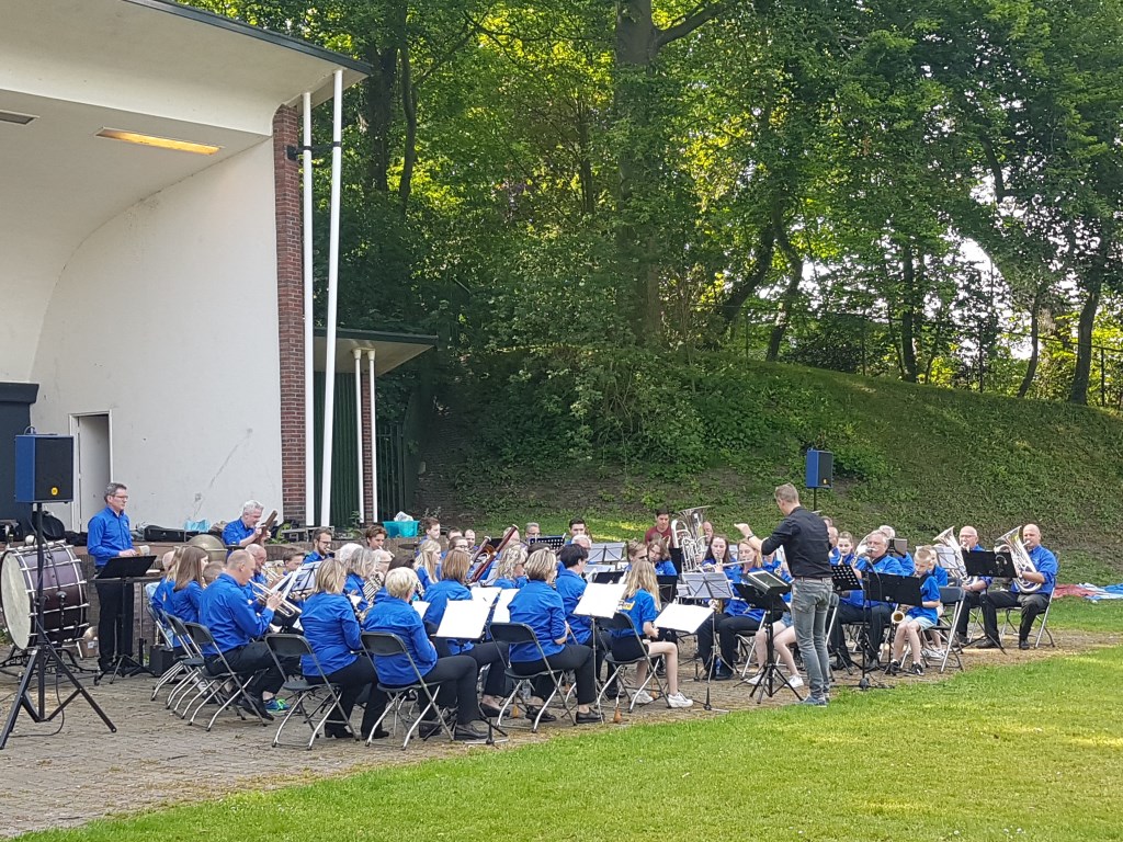 Het Vestingstadorkest en de Muziekfabriek sloten gezamenlijk af. Foto: Mark Ebbers