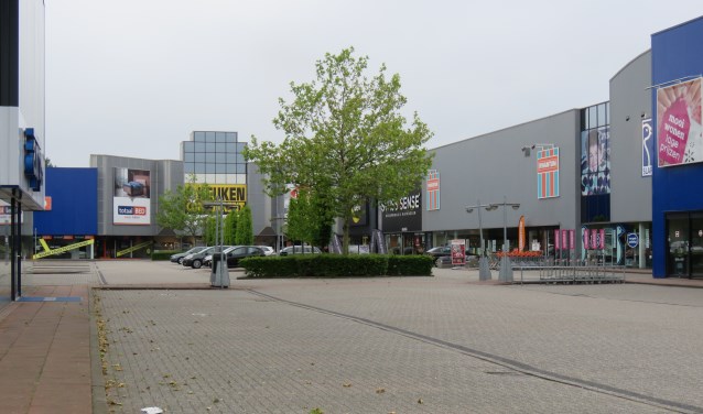 De meubelboulevard gaat als proef een jaar lang iedere zondag open. Foto: Bert Vinkenborg