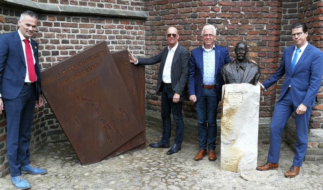 De Meesterwerken en hun scheppers Anton ter Braak (midden links) en Jan te Kulve, geflankeerd door Burgemeester van Oostrum (r) en Peter Nieuwenhuis. Foto: Rob Weeber
