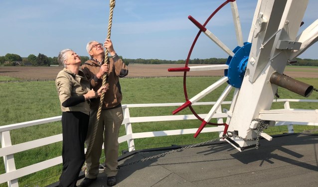 Wethouder Marijke van Haaren zet met molenaar Bennie Mensink de molen in werking. Nationale Molendag in Neede is met deze handeling geopend. Foto: PR