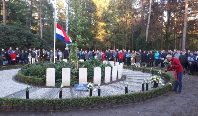 Kransen werden gelegd door leden van het gemeentebestuur van Bronckhorst met kinderen van de Hoge Voorde en de Dorpsschool. De zonen van mevrouw Emerson – Stephenson legden bloemen op de graven. Foto: PR.