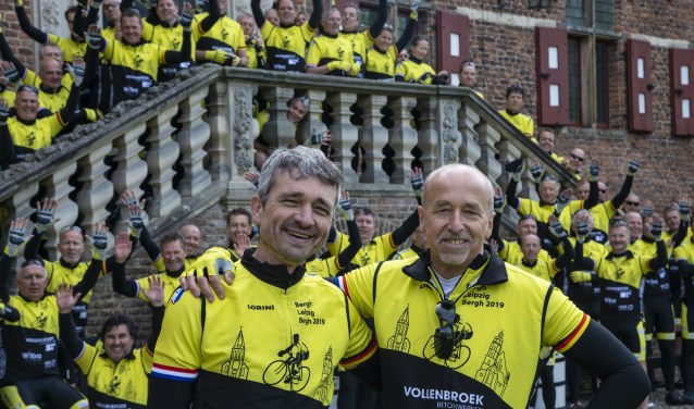 Dr. Roland Kuiper en Dr. Frank van Leeuwen, beiden werkzaam in het Prinses Maximaziekenhuis, fietsen de tocht zelf ook mee. Foto: Robin Sommers
