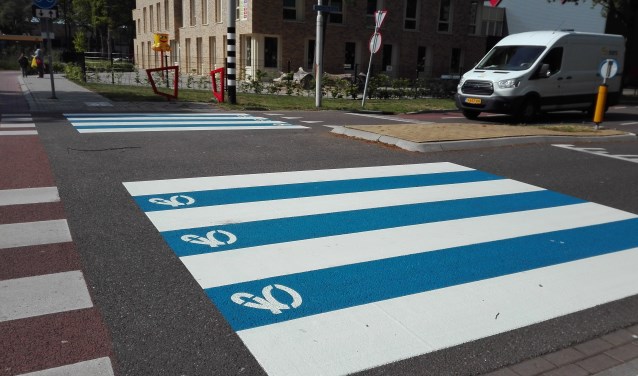 Het zebrapad bij IKC Het Noorderlicht, in De Graafschap-clubkleuren. Foto: John van der Kamp
