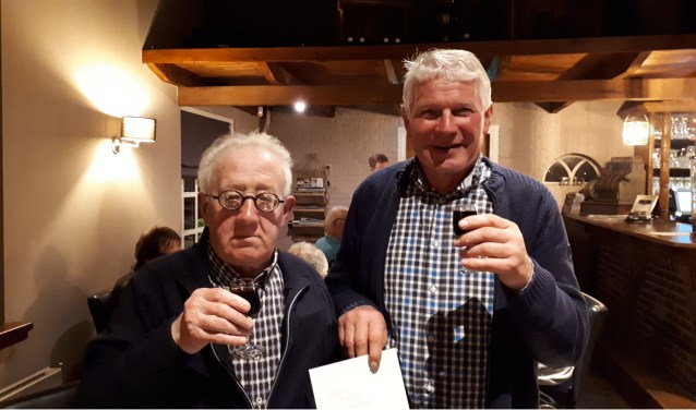 De winnaars Job Bennink (links) en Harrie Spijkers nemen er een op. Foto: Roy Wensink