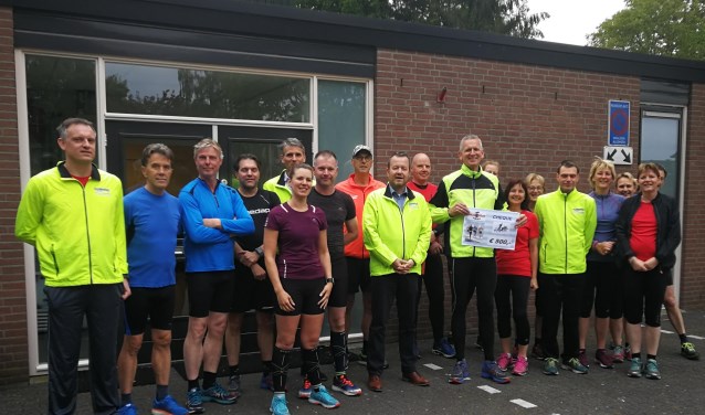 Cheque voor Runners Vorden. Jan Nijhuis met cheque, links daarnaast Wilbert Menkveld van de stichting Oudejaars Crossloop Vorden Foto: PR