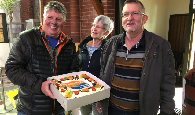 Frans Miggelbrink (links) met een verrassing voor Ton Vriezen en zijn vrouw Yolanda. Foto: Miriam Szalata