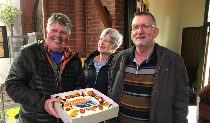 Frans Miggelbrink (links) met een verrassing voor Ton Vriezen en zijn vrouw Yolanda. Foto: Miriam Szalata