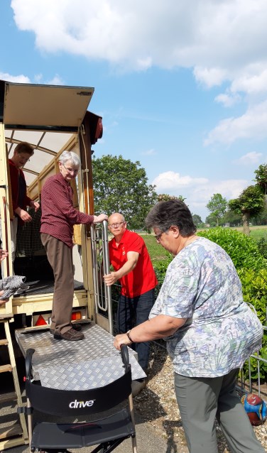 Dankzij het liftje van de huifkar kon iedereen gemakkelijk in de huifkar stappen. Foto: PR
