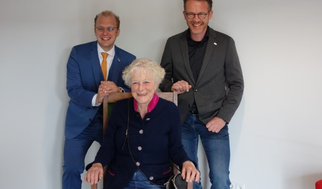Joris Bengevoord, oud-burgemeester Christine Stigter in de stoel en Jurgen van Ast. Foto: Clemens Bielen
