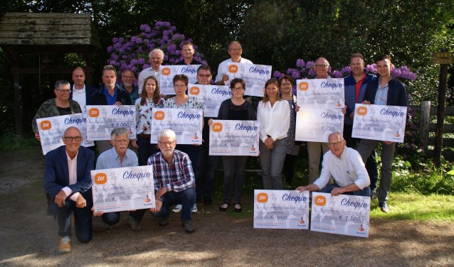 De vertegenwoordigers van de tien best scorende clubs in 2018 met hun cheques. Foto: PR
