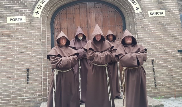 De broeders van Inter Nos trekkend zingend en biddend door de binnenstad tijdens de Slag om Grolle. Foto: Kyra Broshuis