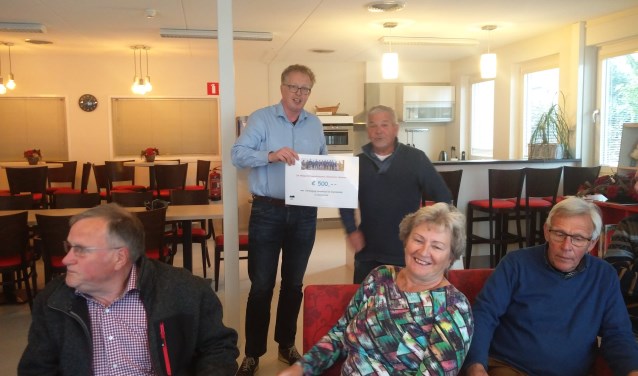 Gerrit Rensink overhandigt de cheque aan Alex Arentsen (links). Foto: Rob Stevens