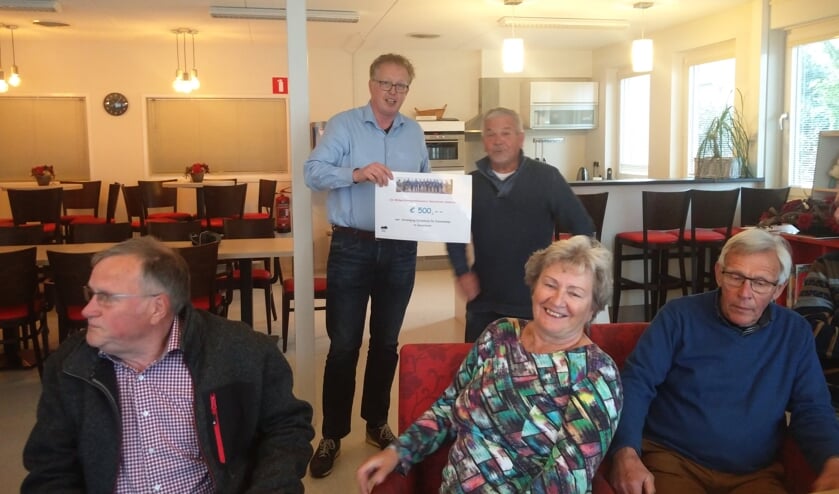 Gerrit Rensink overhandigt de cheque aan Alex Arentsen (links). Foto: Rob Stevens