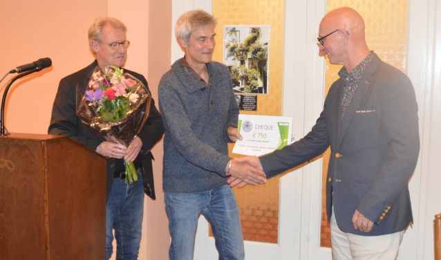 Uitreiking van de cheque. Foto: Henk Visscher