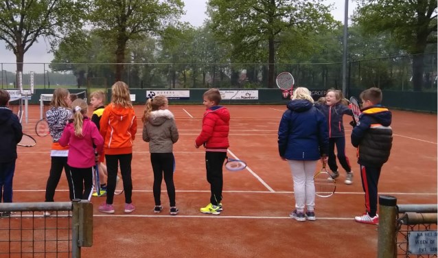 Onder leiding van de trainers Stijn Koolschijn en Marc Sprenkeler van Tennisvereniging Ruurlo hebben de kinderen mee gedaan met allerlei Tenniskids oefeningen. Foto: PR.