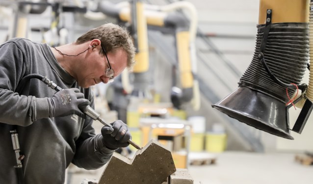 Een medewerker van Slotboom Steenhouwers aan het werk in de werkplaats. Foto: PR