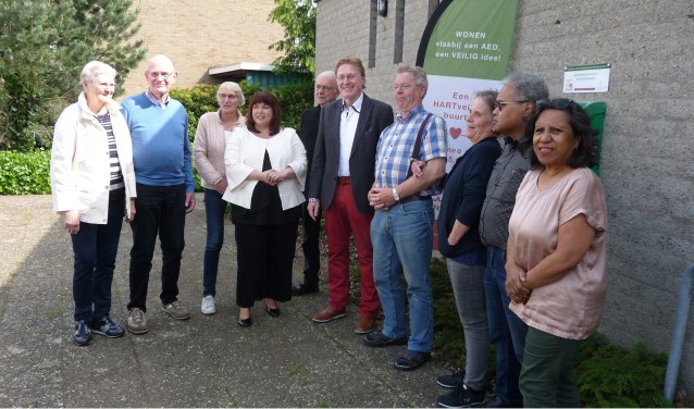 Wethouder Elvira Schepers en Johan G. Esendam, voorzitter Hart4Winterswijk, samen met de ambassadeurs van de Hakkelerkamp voor de AED bij de Molukse Kerk. Foto: Hans van der Meij