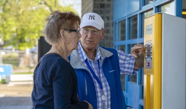 Tijdens de proefreis laten OV-ambassadeurs senioren oefenen met het reizen met bus en trein. Foto: PR