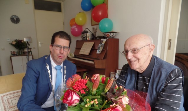 Nog dagelijks speelt de honderdjarige Gerard ten Broek op zijn piano. Foto: Jan Hendriksen.