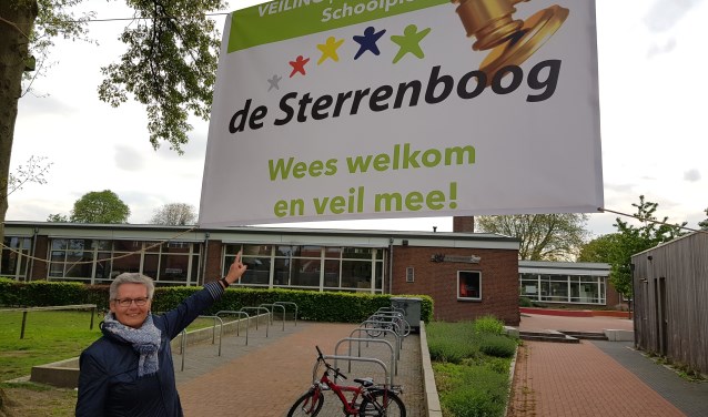 Directrice van de Sterrenboog Marie-José Koster voor de school, onder het veilingdoek. Foto: Henri Walterbos