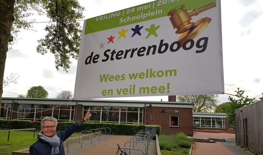 Directrice van de Sterrenboog Marie-José Koster voor de school, onder het veilingdoek. Foto: Henri Walterbos