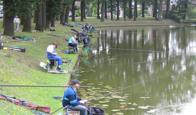 Vier zomeravonden vissen aan de gracht. Foto: GHV