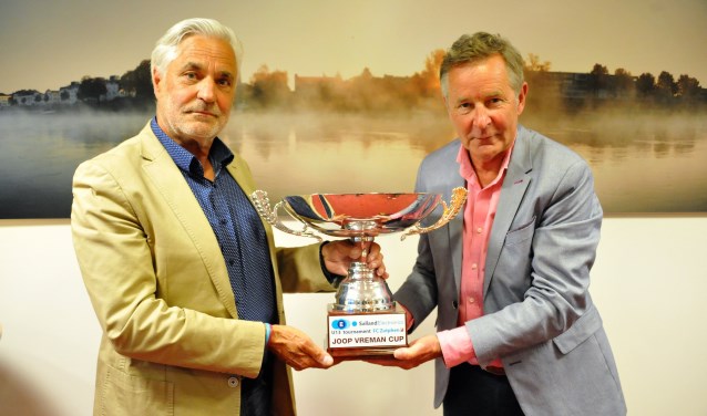 Toernooidirecteur Gerard Greven en voorzitter U13 commissie Martin van den Burg tonen de Joop Vreman bokaal waar, naast de sportieve eer, om gestreden wordt. Foto: Hans ten Brinke