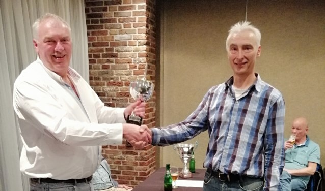 Gert-Jan van Vliet overhandigt de beker aan winnaar René Orriens. Foto: Peter Rijntjes