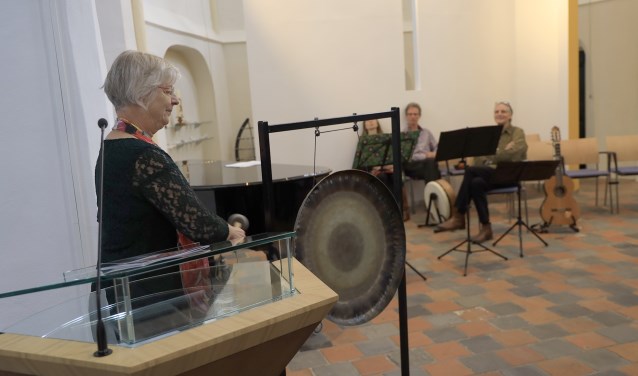 Josan Meijers opent met een slag op de gong de expositie. Foto: Henk Viscaal