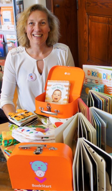 Susan Willemsen tussen de boekstartmaterialen: 'Kinderen die als baby al zijn voorgelezen, zijn later beter in taal.' Foto: Susan Wiendels