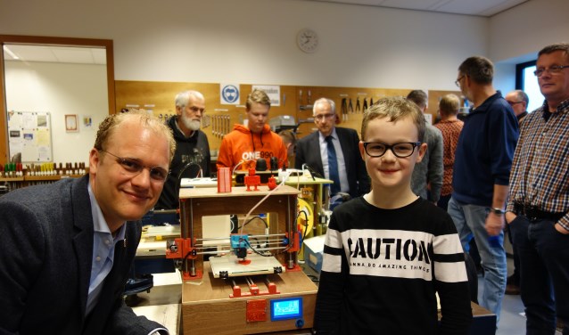 Burgemeester Bengevoord met Kevin Rootinck. Op de achtergrond links: de oudste deelnemer (70) en rechts met das: Hans Bax (WIC). Foto: Clemens Bielen