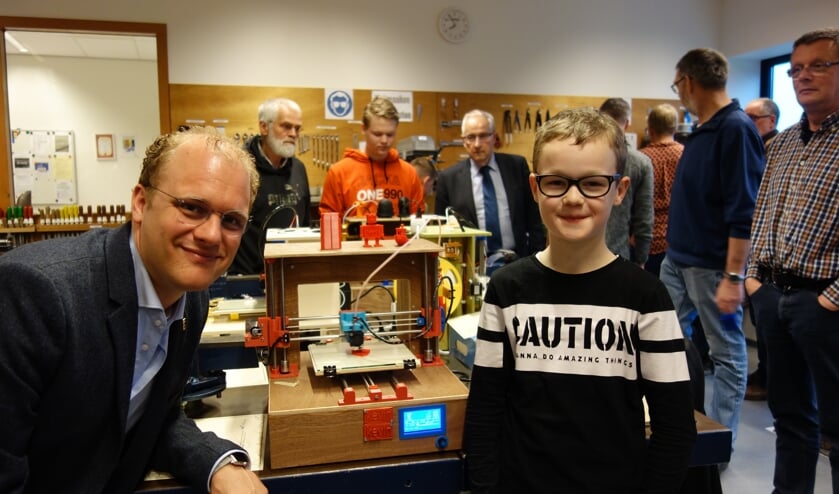 Burgemeester Bengevoord met Kevin Rootinck. Op de achtergrond links: de oudste deelnemer (70) en rechts met das: Hans Bax (WIC). Foto: Clemens Bielen