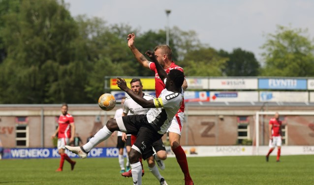 Rik van der Eerden in duel met aanvoerder Gibril Sankoh van ACV. Foto: Cor Hinkamp
