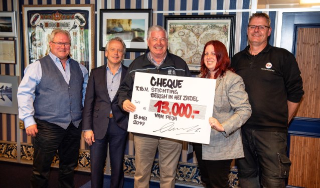 Peja maakt Bergh in het Zadel blij met een cheque van 13.000 euro. Foto: PR