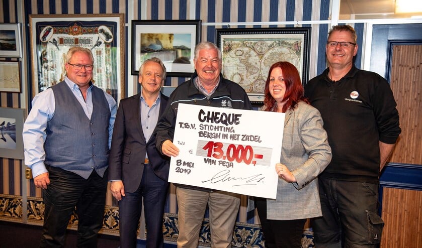 Peja maakt Bergh in het Zadel blij met een cheque van 13.000 euro. Foto: PR