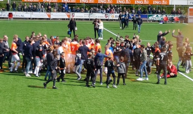Feestvreugde na het kampioenschap van Longa'30. Foto: PR
