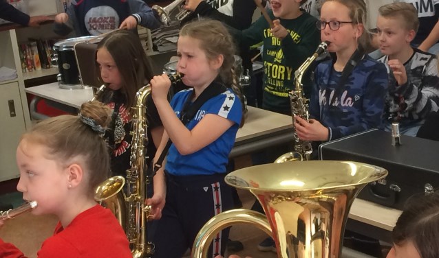 De kinderen spelen met veel plezier op hun instrumenten tijdens de muziekles van Gilbert Wientjes. Foto: Frank Hartman
