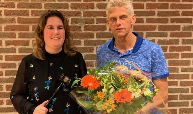 Theo Klein Bleumink (r) geeft de voorzittershamer door aan Yvette Dommerholt. Foto: PR